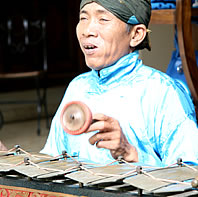 写真：ガムランを演奏する人